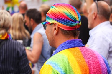 Kopenhag, Danimarka - 18 Ağustos. 2018: yıllık gurur geçit Lgbt. gösterimler eşcinsel ve Lezbiyenler Gay Pride Parade gökkuşağı renkleri ve bayrakları ile katılan.