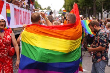 Kopenhag, Danimarka - 18 Ağustos. 2018: yıllık gurur geçit Lgbt. gösterimler eşcinsel ve Lezbiyenler Gay Pride Parade gökkuşağı renkleri ve bayrakları ile katılan.