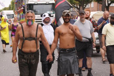 Kopenhag, Danimarka - 18 Ağustos. 2018: yıllık gurur geçit Lgbt. gösterimler eşcinsel ve Lezbiyenler Gay Pride Parade gökkuşağı renkleri ve bayrakları ile katılan.