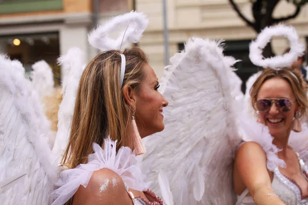 Kopenhag, Danimarka - 18 Ağustos. 2018: yıllık gurur geçit Lgbt. gösterimler eşcinsel ve Lezbiyenler Gay Pride Parade gökkuşağı renkleri ve bayrakları ile katılan.