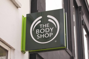 Kopenhag, Danimarka - 17 Ağustos: Body Shop logo işareti yazı üzerine. Vücut dükkanı olan bir İngiliz kozmetik, cilt bakım ve parfüm şirketi