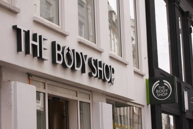 Kopenhag, Danimarka - 17 Ağustos: Body Shop logo üye cephesinde. Vücut dükkanı olan bir İngiliz kozmetik, cilt bakım ve parfüm şirketi