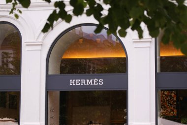 Copenhagen, Danimarka - 17 Ağustos 2018: Hermes salonu binanın ön logo ile