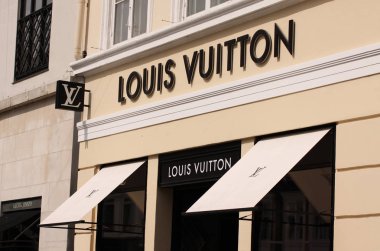 Copenhagen, Danimarka - 17 Ağustos 2018: Louis Vuitton Logo işareti panelde dükkanı. Louis Vuitton bir ünlü yüksek son moda ev üreticisi ve Lüks Perakende şirketi üzerinden olduğunu