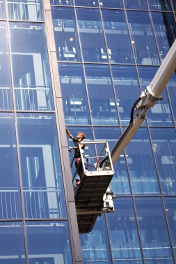 Copenhagen, Danimarka - 17 Ağustos 2018: modern yüksek doğmak cam işeneceğini çalışma pencere temizleyiciler