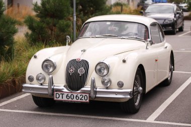 Copenhagen, Danimarka - 1 Eylül 2018: Jaguar Mark 2 eski model araba - önden görünüm.
