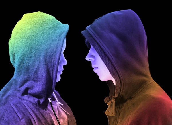 Två Sjukt Tonårspojkar Med Svart Hoodie Stående Framför Varandra Profil — Stockfoto