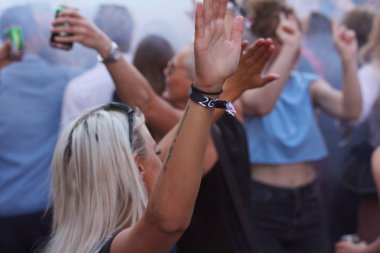 Copenhagen, Danimarka - 31 Mayıs 2018: Genç insanlar dans ve müzik mekan kendilerini zevk içme, kalabalık