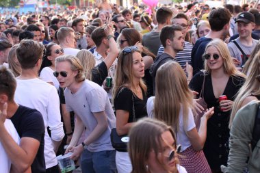 Copenhagen, Danimarka - 31 Mayıs 2018: Genç insanlar dans ve müzik mekan kendilerini zevk içme, kalabalık