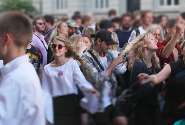 Copenhagen, Danimarka - 31 Mayıs 2018: Yaz müzik sokak festivali, kızlar ve erkekler için müzik keyfi katılan gençler, kalabalık