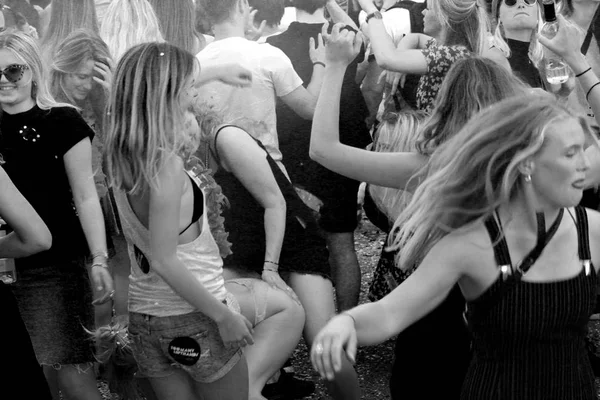 Копенгаген Дания Мая 2018 Года Толпа Молодых Людей Пьющих Танцы — стоковое фото