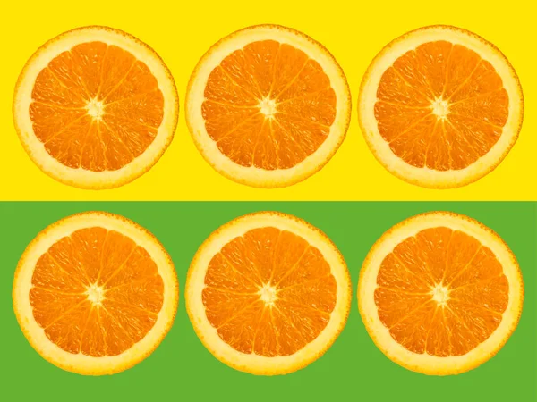 Skivor Orange Frukt Isolerad Färgglada Gul Och Grön Pastell Bakgrund — Stockfoto