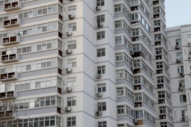 Modern konut yüksek doğmak ile lots-in pencere eşiği ve daire bina cephe 