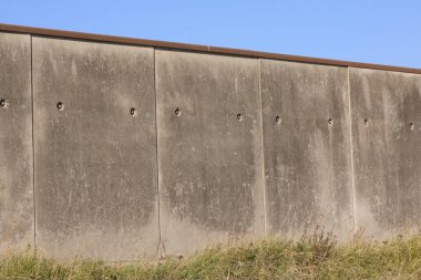 Kenarlık veya hapishane çimento gri beton duvar kopya alanı ile mavi gökyüzü karşı