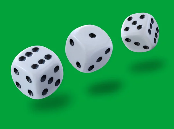白いサイコロ クラップス ゲーム Yatsy または緑の背景にサイコロ ゲームの任意の種類でスロー — ストック写真