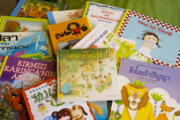 Kopenhag, Danimarka - 4 Nisan 2013: Türk olarak farklı dillerde çocuk kitapları ve somali okumak çocuklar için bir anaokulunda dağınık yalan 