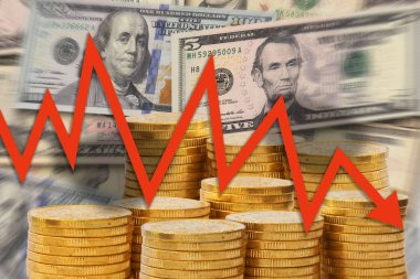 İş grafiği aşağı gidiş altın para yığınları ve doları notları - düşme eğilimi gösteren kriz arka plan üzerinde kırmızı ok ile