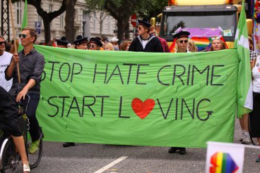 Kopenhag, Danimarka - 18 Ağustos. 2018: Dur nefret suç başlangıç sevgi dolu - karşı gösteri nefret suçları gösteri bir afiş taşıyan insanlarla