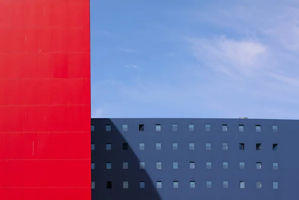 Будівлі Сучасній Архітектурі Мінімалістичними Геометричними Візерунками Червоно Синіх Кольорах Тлі — стокове фото