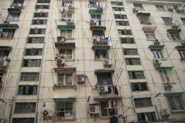 Pencere ve balkon konut ile lots-in klima ve windows kırsal modern Pekin, Çin için asılı elbiseleri. 