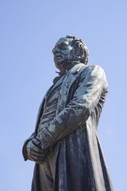 Danimarkalı fizikçi ve kimyager Hans Christian Oersted - HC rsted heykeli. Elektrik ve manyetizma bağlantılı olduğunu keşfetti. Oersted'ın hukuk ve oersted - Oe - onun adı. Rudkbing, Danimarka - 8 Temmuz 2010.