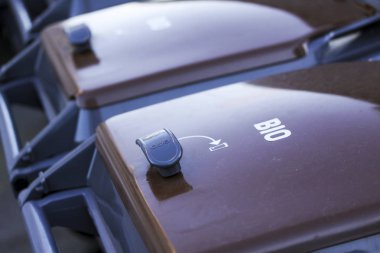 Çöp bidonları biyobozunur gıda atık için-geri dönüşüm gıda ve çevre - stok fotoğraf. Kopenhag, Danimarka - 19 Mart 2019 