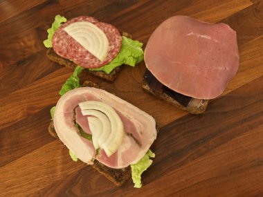 Ahşap masa üzerinde düzenlenen geleneksel Danimarka açık sandviçler