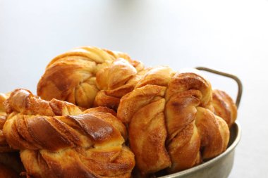 Taze pişmiş tarçınlı çörek. Tarçın rulo hamur işleri bir yığın içinde beyaz arka plan ile bir antika metal tepsi kadar stok fotoğraf kapatmak