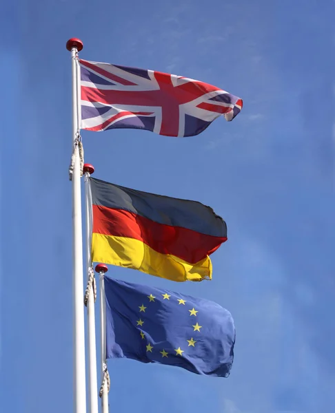 Flagi Anglii Wielkiej Brytanii Niemiec Wymachując Masztów Wraz Unią Europejską — Zdjęcie stockowe