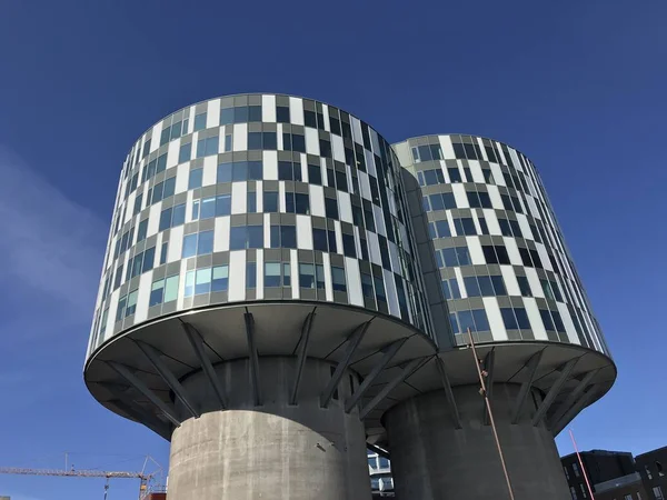现代城市建筑 具有蓝天背景的高层建筑的外景 哥本哈根 2019 — 图库照片