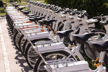 Şehir bisikletleri Satır tampon çıkartmaları ile kiralık park etdiyor Co2 ve Yeşil enerji kaydet. Kopenhag, Danimarka - 15 Nisan 2019.