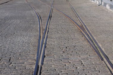 Eski bir parke taşı sokakta çelik tramvay parçaları