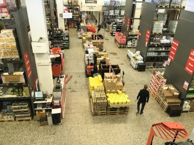 Toptan bir süpermarkette yığınlar halinde İtalyan pizza buğday unu çuvalları. Kopenhag, Danimarka - 19 Nisan 2019.  