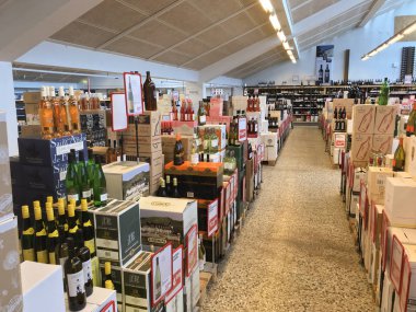 Üst görünümünde bir toptan süpermarket içinde yığılmış şarap şişeleri ile Kutular. Kopenhag, Danimarka - 19 Nisan 2019.