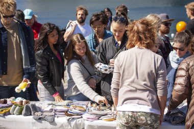 Hafta sonu bit pazarından bir sahne. Bit pazarında alışveriş nesneleri popüler bir hobi. Stok İmajı.