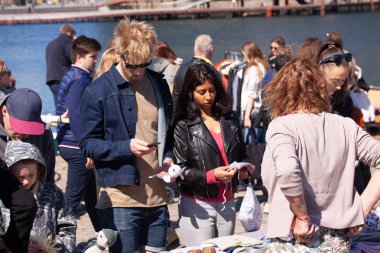 Hafta sonu bit pazarından bir sahne. Bit pazarında alışveriş nesneleri popüler bir hobi. Stok İmajı.