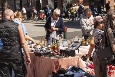 Hafta sonu bit pazarından bir sahne. Bit pazarında alışveriş nesneleri popüler bir hobi. Stok İmajı.