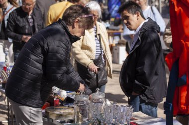 Hafta sonu bit pazarından bir sahne. Bit pazarında alışveriş nesneleri popüler bir hobi. Stok İmajı.