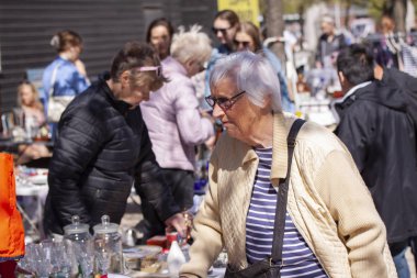 Hafta sonu bit pazarından bir sahne. Bit pazarında alışveriş nesneleri popüler bir hobi. Stok İmajı.