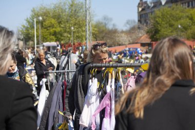 Hafta sonu bit pazarından bir sahne. Bit pazarında alışveriş nesneleri popüler bir hobi. Stok İmajı.