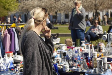 Hafta sonu bit pazarından bir sahne. Bit pazarında alışveriş nesneleri popüler bir hobi. Stok İmajı.