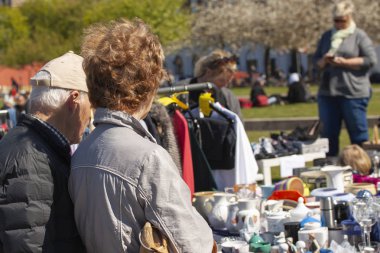 Hafta sonu bit pazarından bir sahne. Bit pazarında alışveriş nesneleri popüler bir hobi. Stok İmajı.