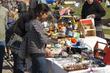Hafta sonu bit pazarından bir sahne. Bit pazarında alışveriş nesneleri popüler bir hobi. Stok İmajı.