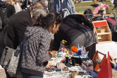Hafta sonu bit pazarından bir sahne. Bit pazarında alışveriş nesneleri popüler bir hobi. Stok İmajı.