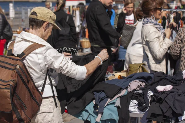 Szene Vom Wochenendflohmarkt Einkaufen Auf Dem Flohmarkt Ist Ein Beliebtes — Stockfoto