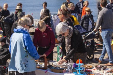 Hafta sonu bit pazarından bir sahne. Bit pazarında alışveriş nesneleri popüler bir hobi. Stok İmajı. 