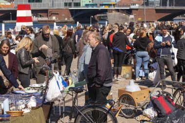 Hafta sonu bit pazarından bir sahne. Bit pazarında alışveriş nesneleri popüler bir hobi. Stok İmajı. 