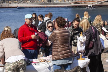 Hafta sonu bit pazarından bir sahne. Bit pazarında alışveriş nesneleri popüler bir hobi. Stok İmajı. 