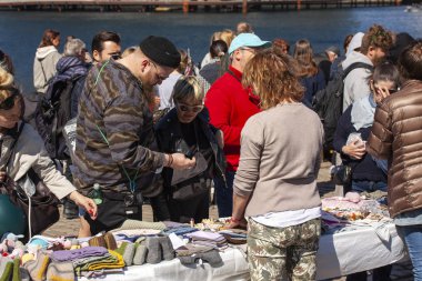 Hafta sonu bit pazarından bir sahne. Bit pazarında alışveriş nesneleri popüler bir hobi. Stok İmajı. 