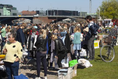 Hafta sonu bit pazarından bir sahne. Bit pazarında alışveriş nesneleri popüler bir hobi. Stok İmajı. 